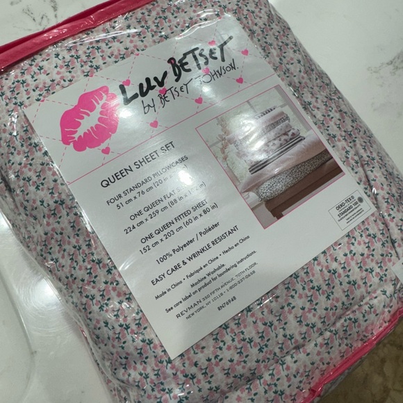 Betsey Johnson Pink Floral Queen Sheet Set - Picture 2 of 2